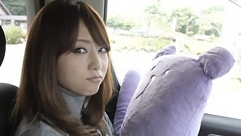 Akiho Yoshizawa enjoys while being nicely pleasured in the bus